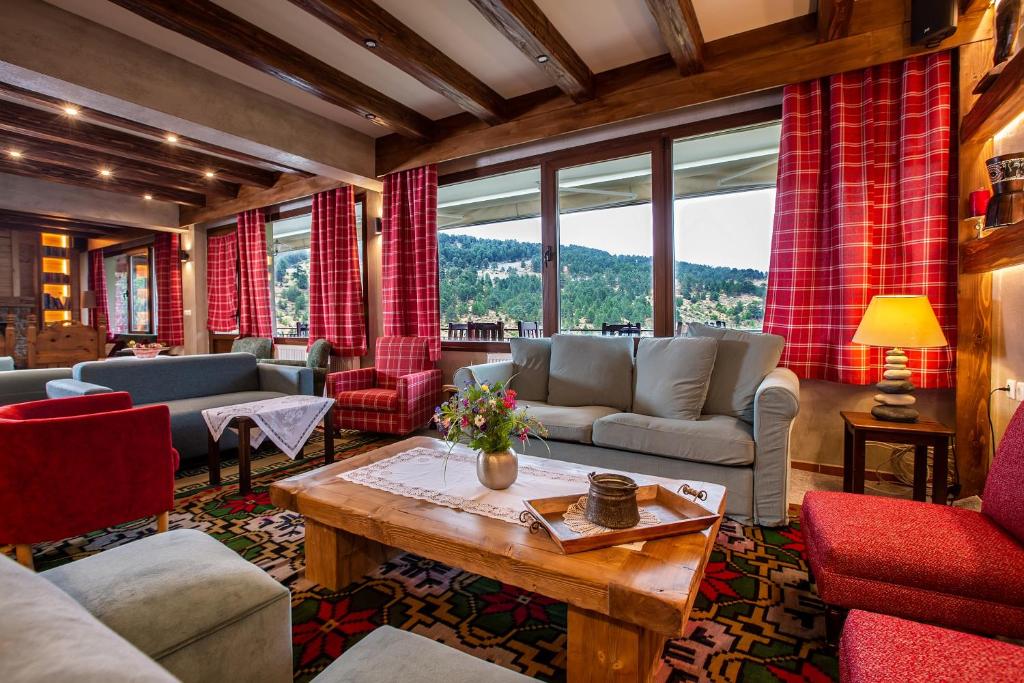 salon z kanapami i stołem w obiekcie La Noi Guesthouse w mieście Samarína