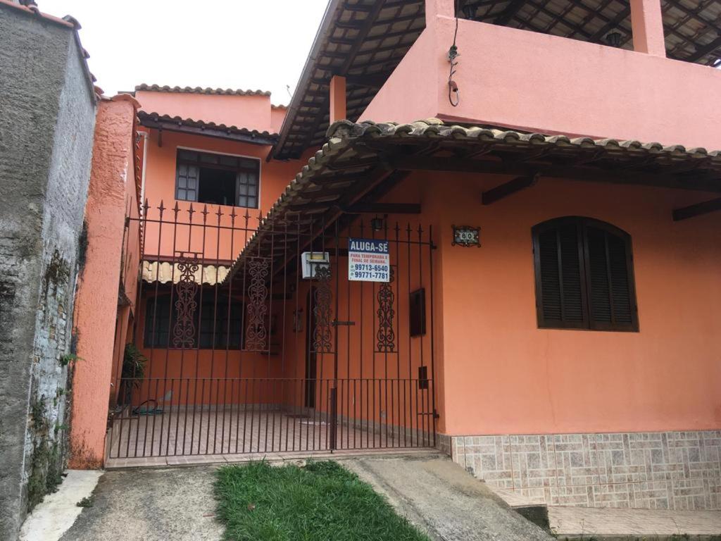 una casa naranja con una puerta delante de ella en CASA - CIDADE das CACHOEIRAS, en Santa Rita de Jacutinga