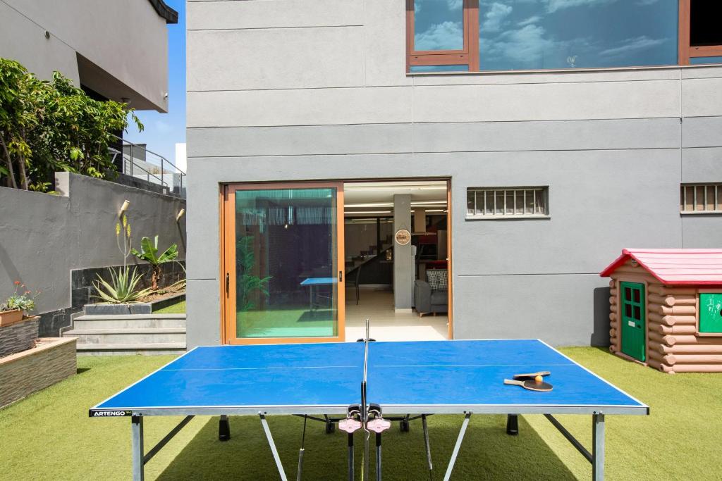 Stolní tenis v ubytování Harmony Level Floor nebo okolí