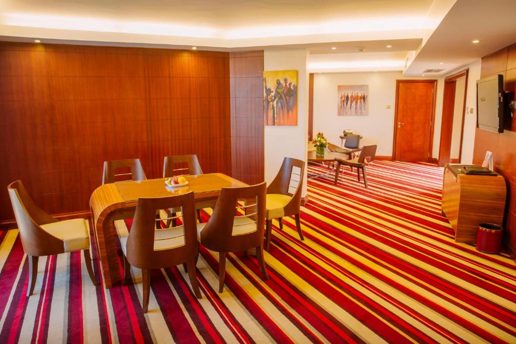 Uma área de estar em The Boma Nairobi
