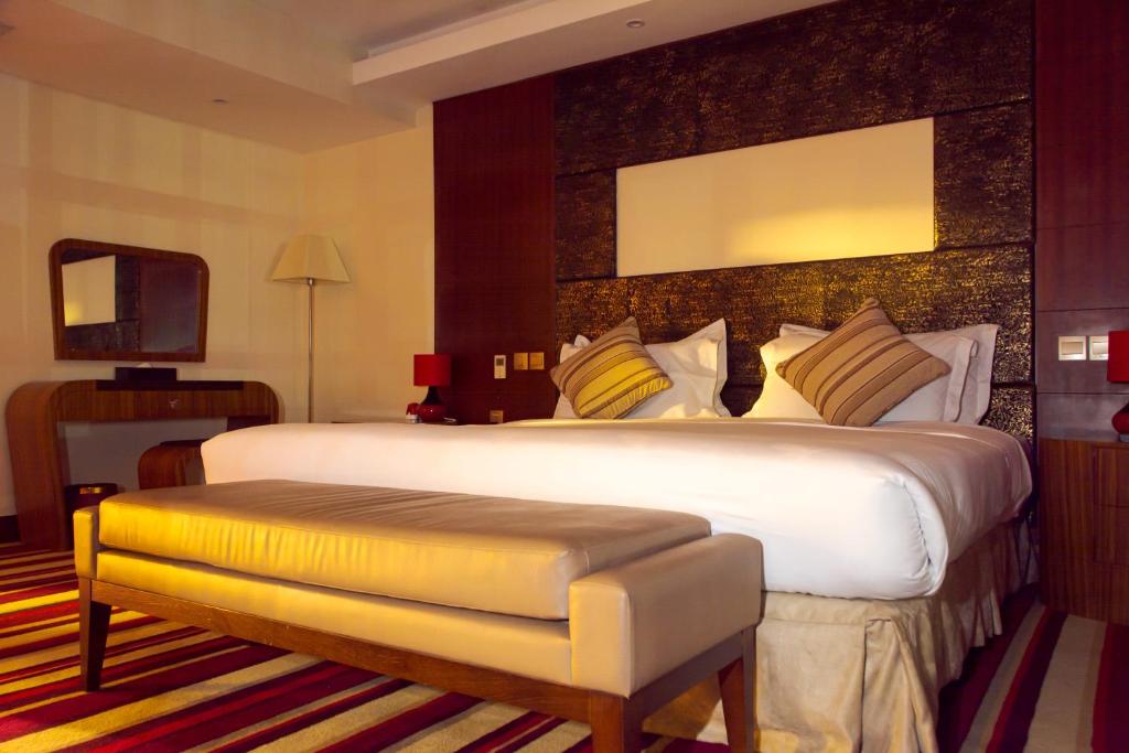Uma cama ou camas num quarto em The Boma Nairobi