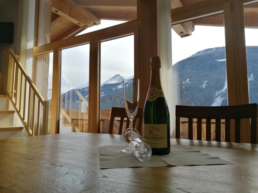 una botella de vino sentada en una mesa con una copa en Leitingerhof en Virgen