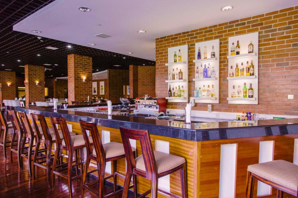 Um restaurante ou outro lugar para comer em The Boma Nairobi