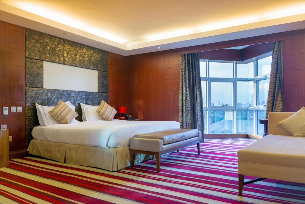 Uma cama ou camas num quarto em The Boma Nairobi
