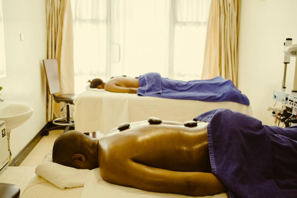 Uma cama ou camas num quarto em The Boma Nairobi