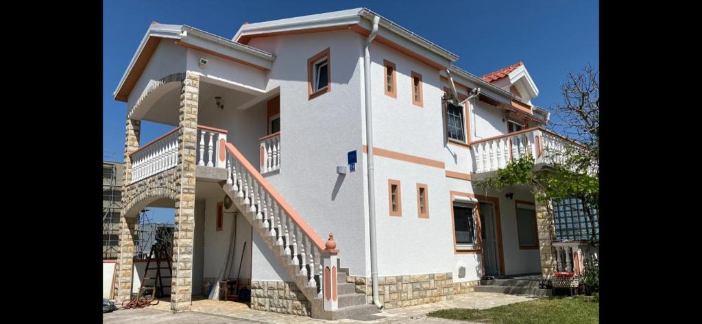 duży biały dom ze schodami w obiekcie Apartments Galic w Nin