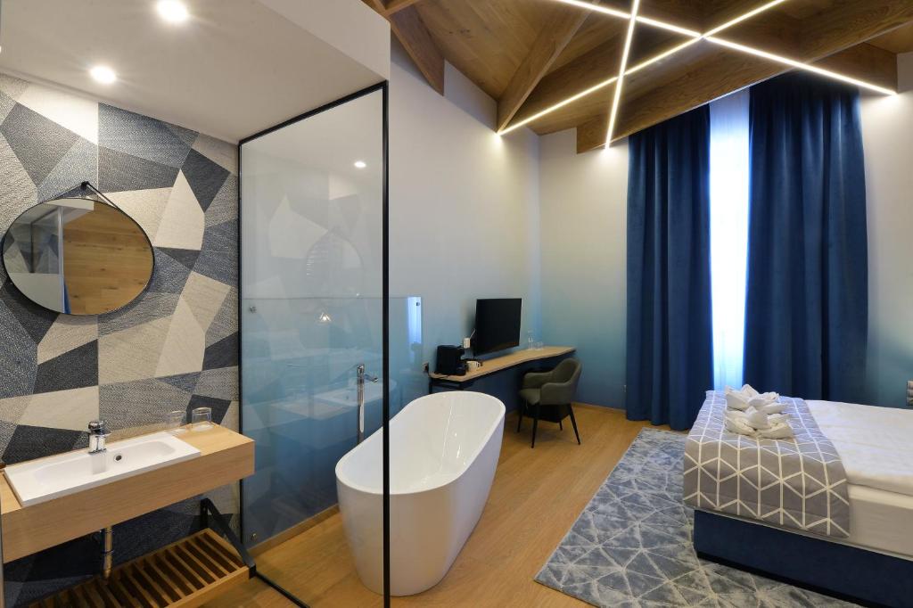 1552 Boutique Hotel - Deluxe King Room