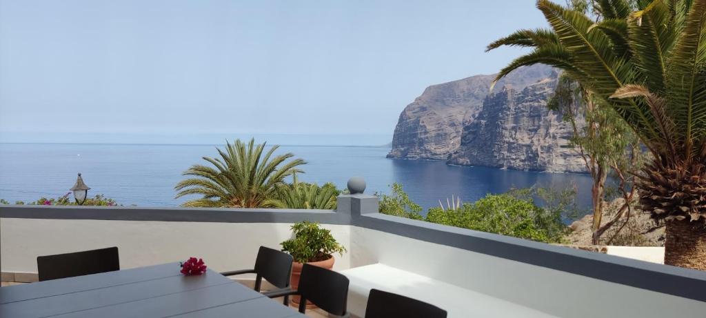 een balkon met uitzicht op de oceaan bij Villa Los Gigantes View in Acantilado de los Gigantes