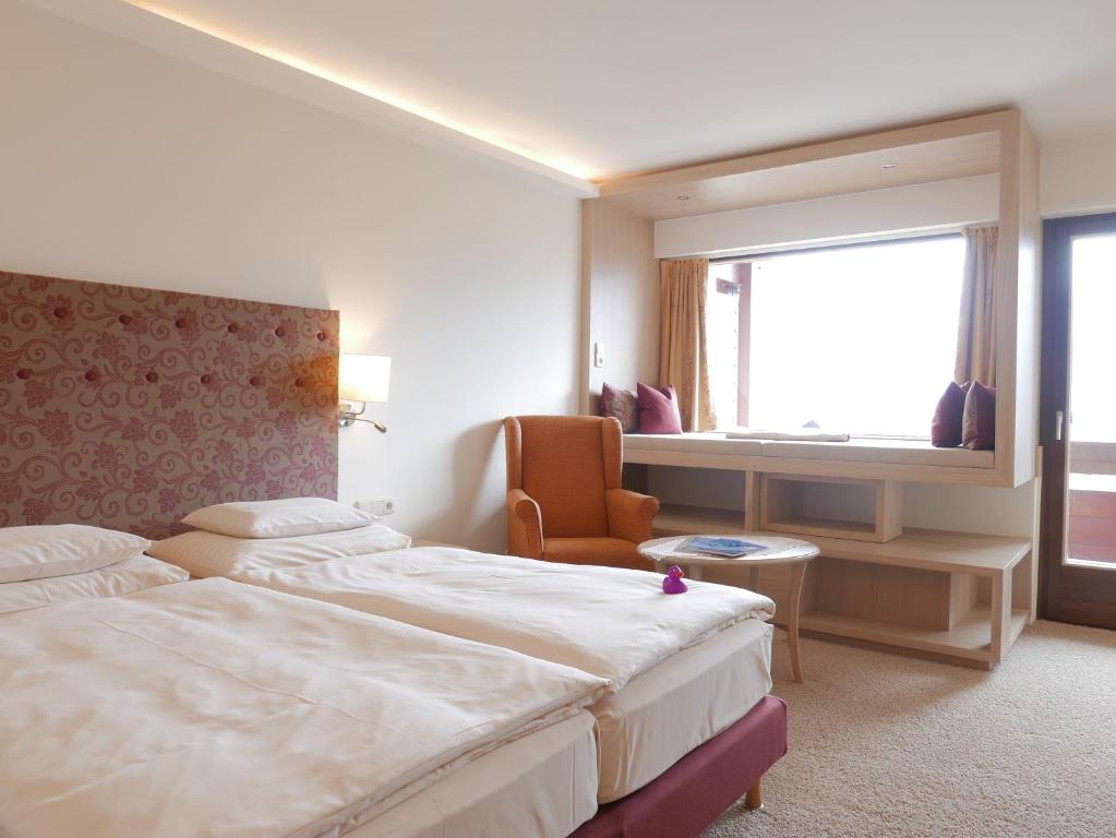 Postel nebo postele na pokoji v ubytování ALPIN- Das Sporthotel, SUMMERCARD included May - September
