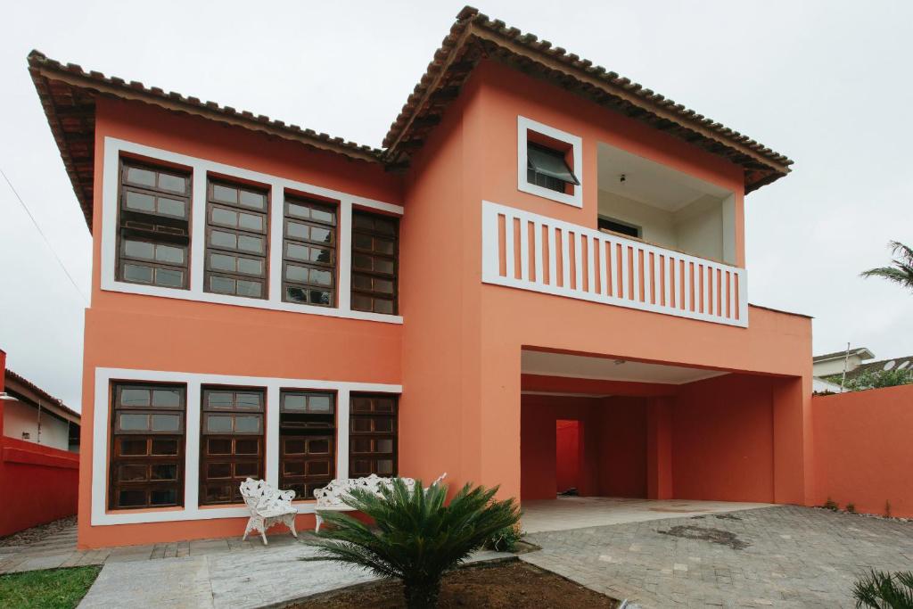 a house with an orange exterior at CASAPERNAMBUCO 100mts da praia in Guarujá
