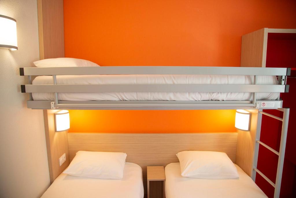 Postel nebo postele na pokoji v ubytování Kyriad Direct Arras - Saint-Laurent-Blangy - Parc Expo