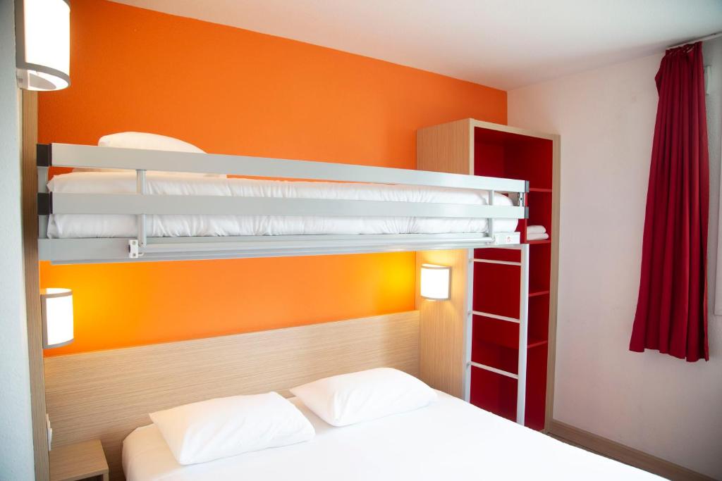 Postel nebo postele na pokoji v ubytování Kyriad Direct Arras - Saint-Laurent-Blangy - Parc Expo