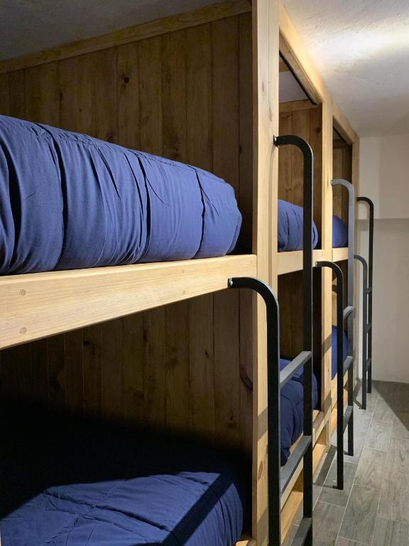 Palanda nebo palandy na pokoji v ubytování Hostal La Isla