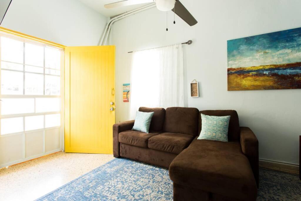 Comfort, Location, and Great Price في ريو غراندي: غرفة معيشة مع أريكة ونافذة