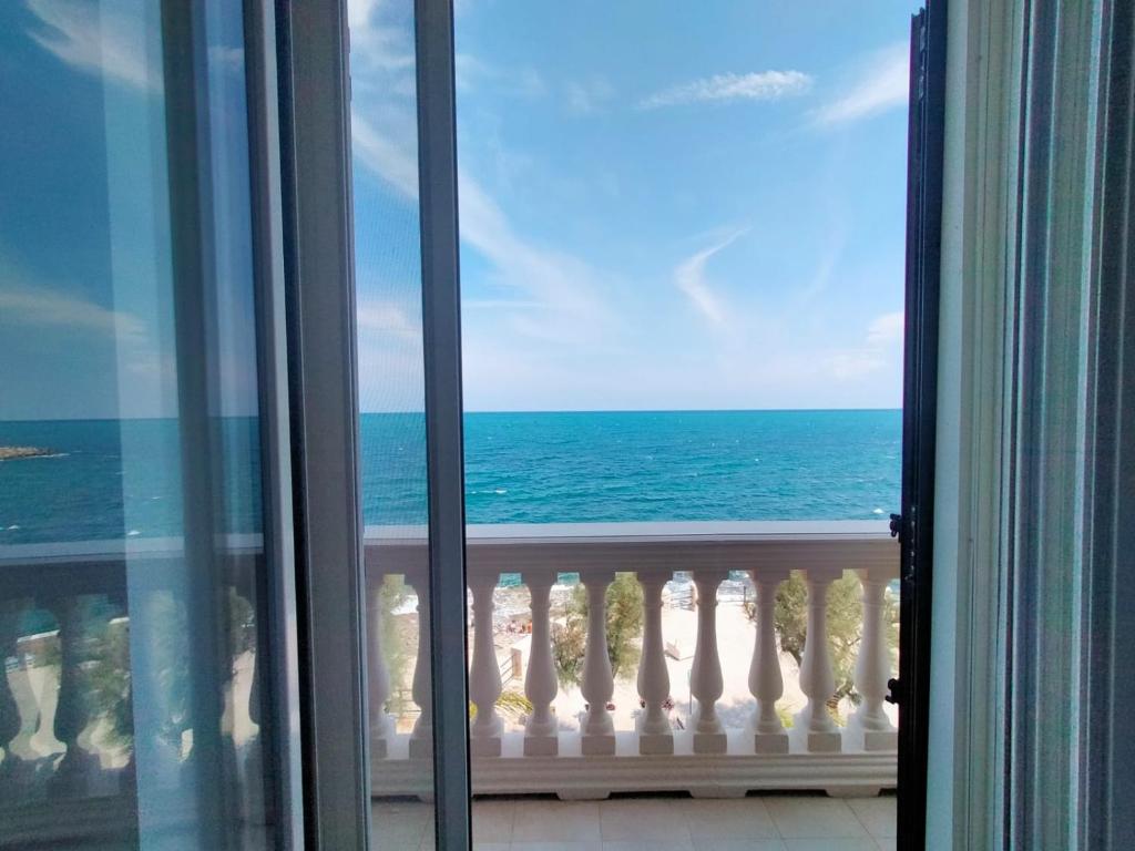 una vista dell'oceano da una finestra di VENTO DI BOLINA a Giovinazzo