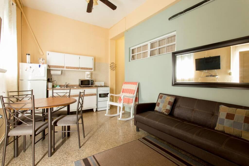 sala de estar con sofá, mesa y cocina en Comfortable and Affordable Deal Close to Beach and Rainforest, en Río Grande