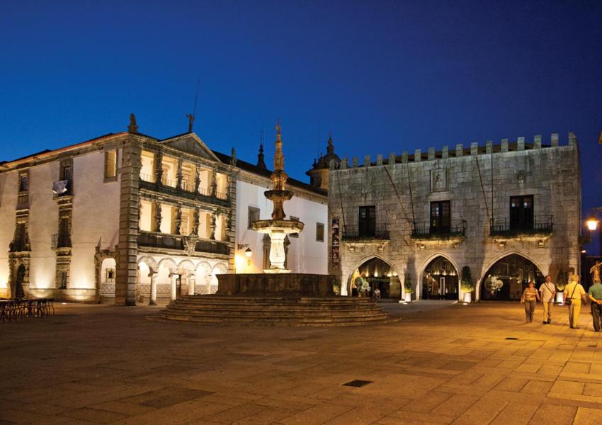 un grand bâtiment avec une fontaine devant lui dans l'établissement Enjoy Viana - Guest House, à Viana do Castelo