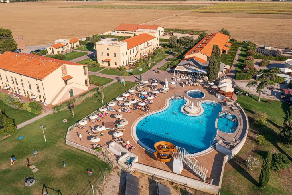 - une vue aérienne sur la piscine d'un complexe dans l'établissement Salvapiano Holiday Ranch, à Riotorto