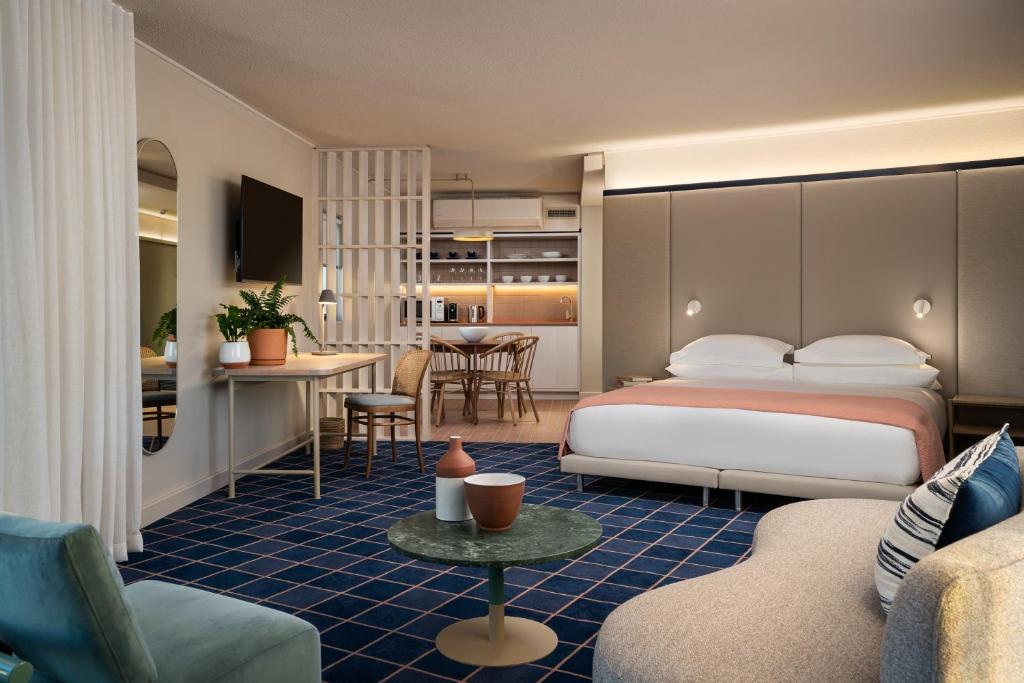 Postel nebo postele na pokoji v ubytování Home Suite Hotels Sea Point