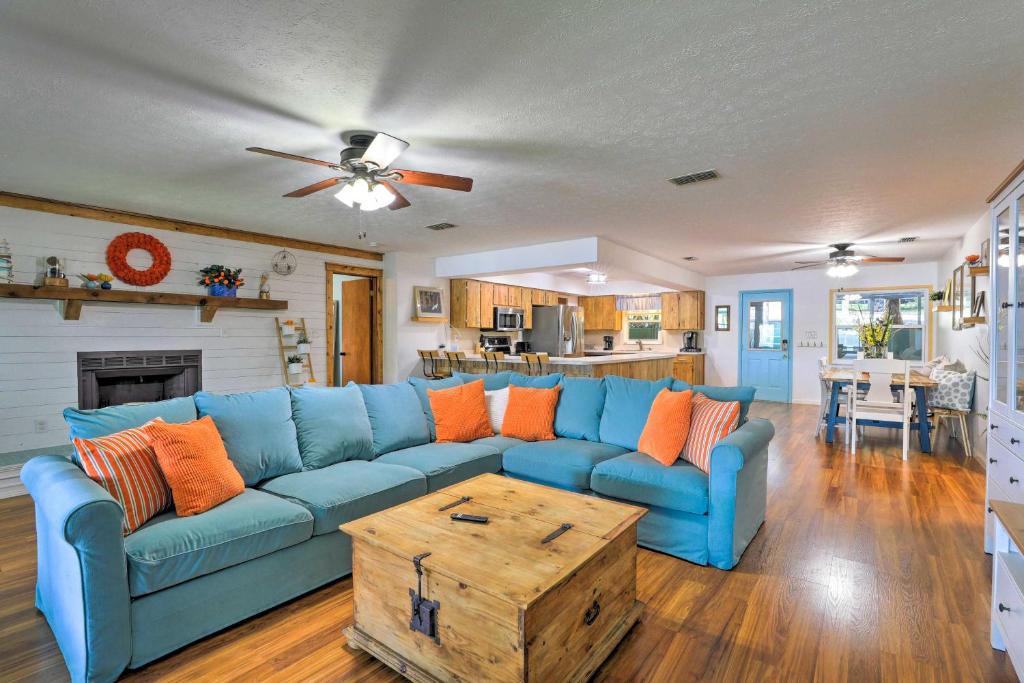 sala de estar con sofá azul y mesa en Lakefront Babson Park Escape Pet Friendly!, en Frostproof