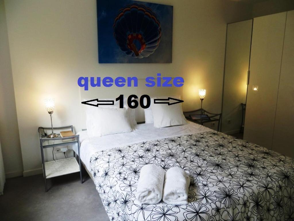 - une chambre avec un lit queen-size et des serviettes dans l'établissement Facile, Lumineux, Parking, Metro, proche du Centre, à Toulouse