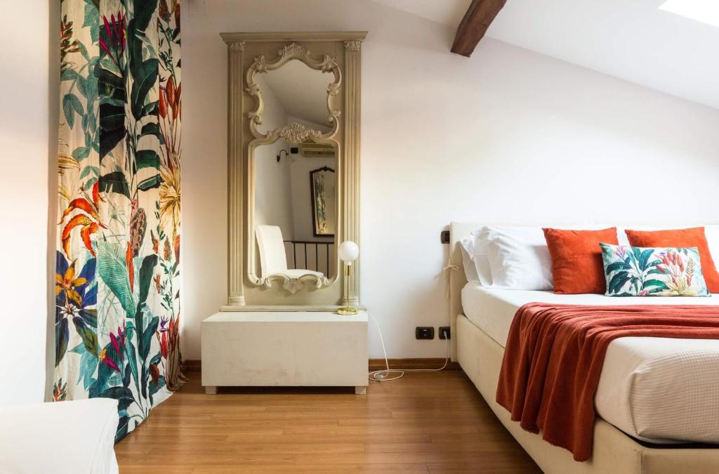 Schlafzimmer mit einem Bett und einem Spiegel in der Unterkunft Torripa Group - Trastevere in Rom