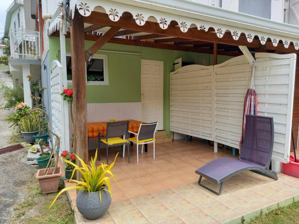 Patio nebo venkovní prostory v ubytování Petit appartement cosy près des plages