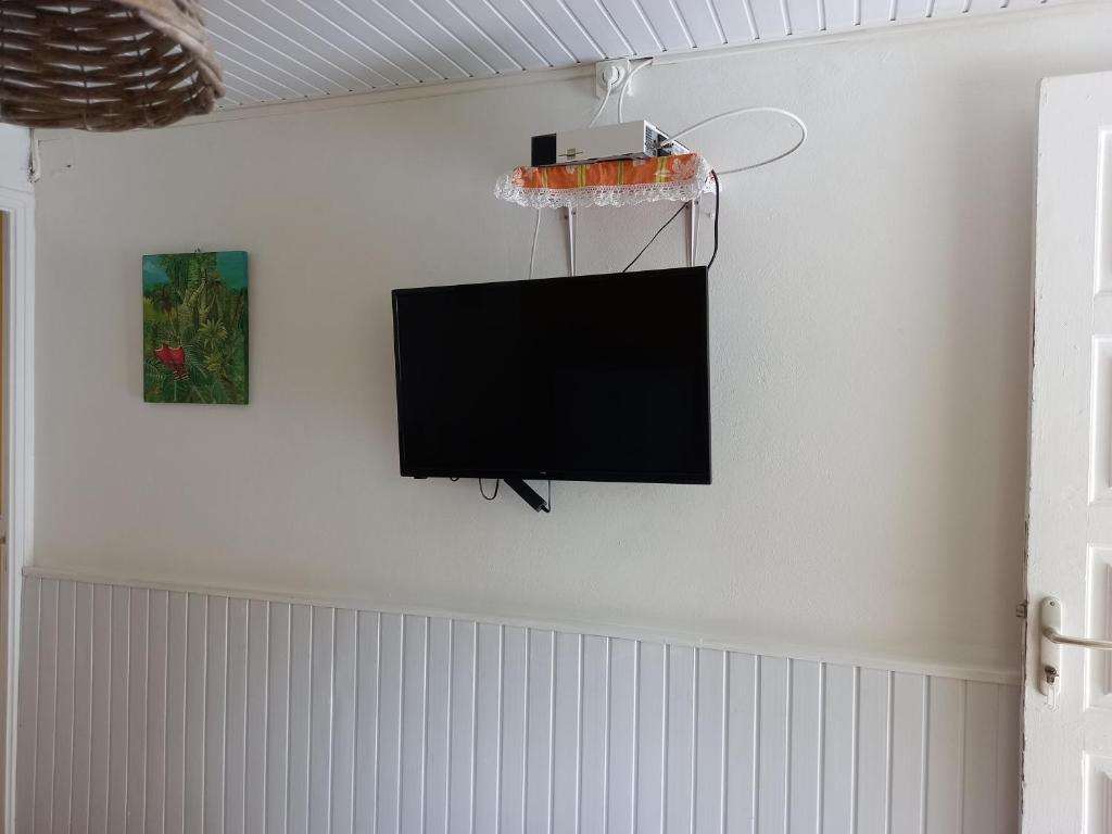 TV a/nebo společenská místnost v ubytování Petit appartement cosy près des plages