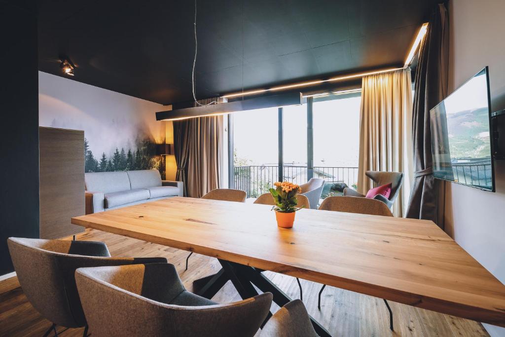 A seating area at Fortuna View by we rent