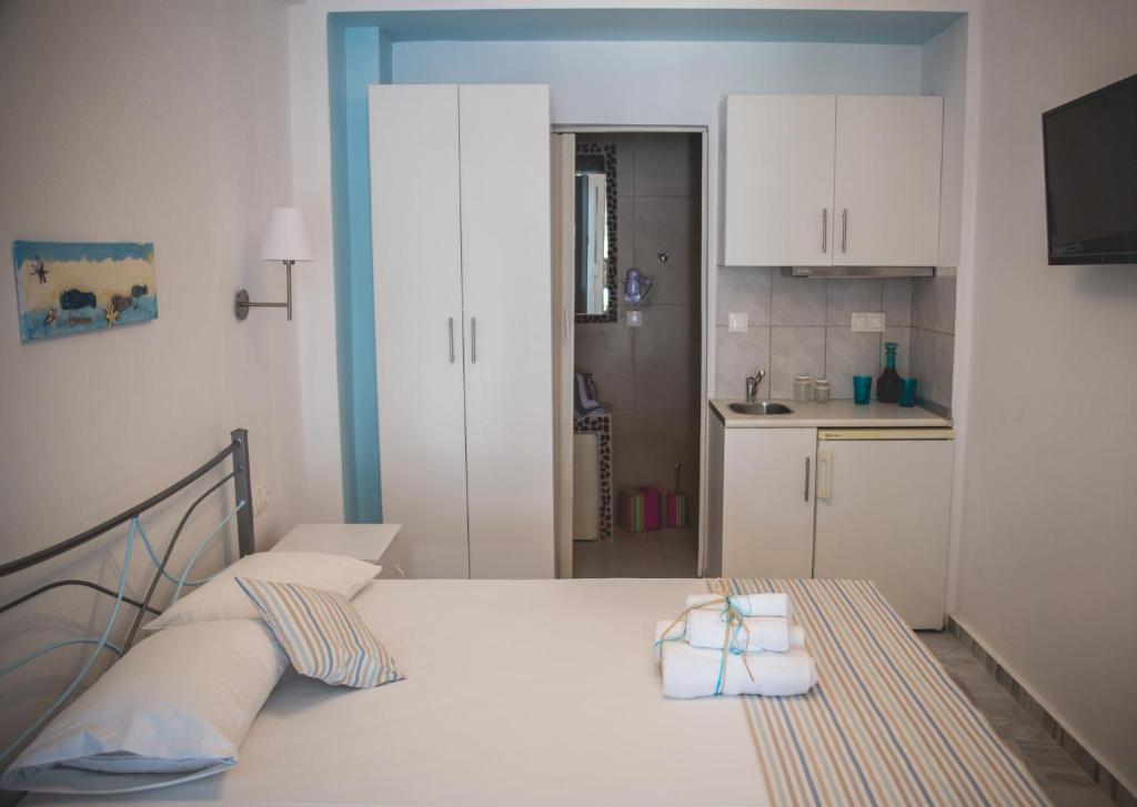 A bed or beds in a room at Maistrali Pension