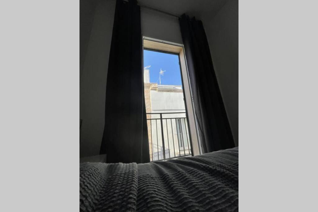 sypialnia z łóżkiem i oknem z widokiem w obiekcie Suite San Benedetto, Terrazza vista mare w mieście Polignano a Mare