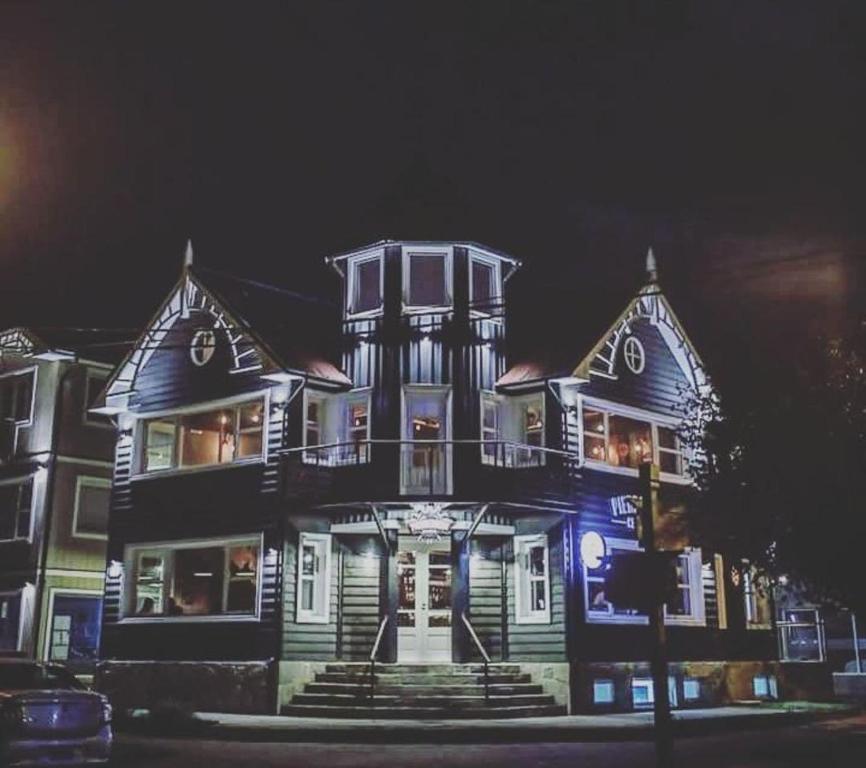 Una casa grande se ilumina por la noche en Horizonte Piedrabuena en San Martín de los Andes