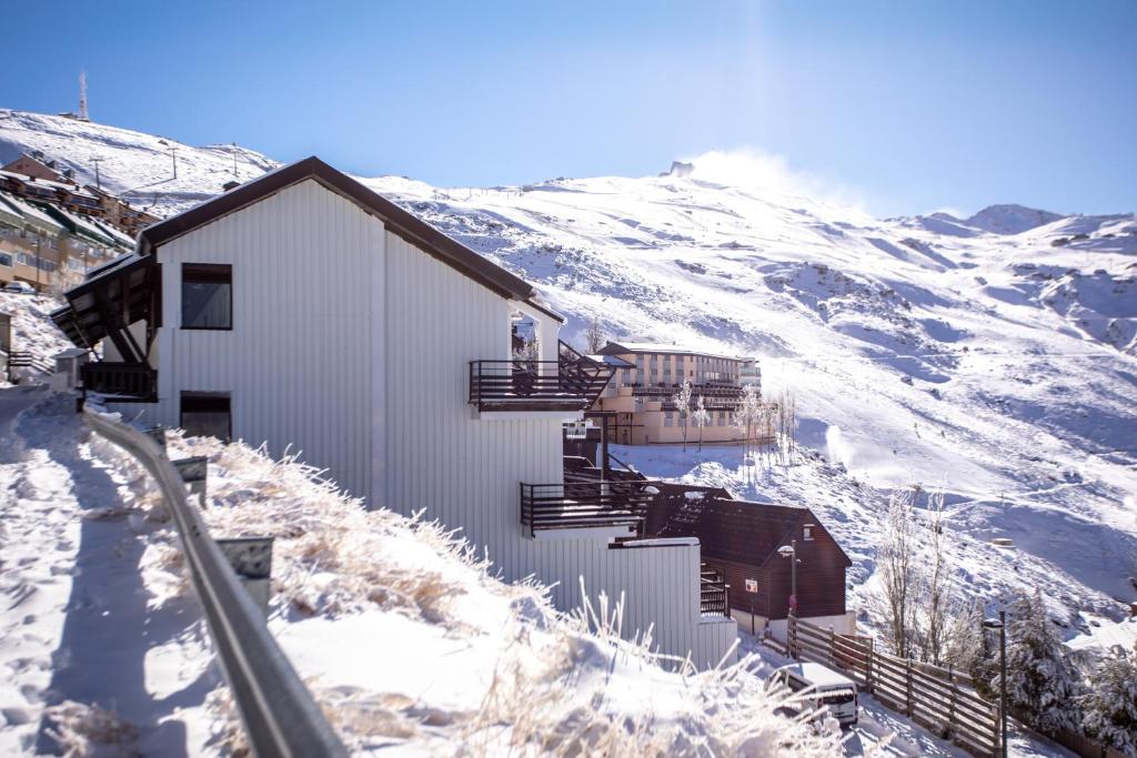 budynek w śniegu obok pokrytej śniegiem góry w obiekcie Trebol w mieście Sierra Nevada