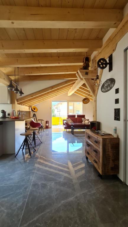 "alti Post" zentralgelegene, stilvolle Dachwohnung في تاش: غرفة معيشة كبيرة مع أريكة وطاولة
