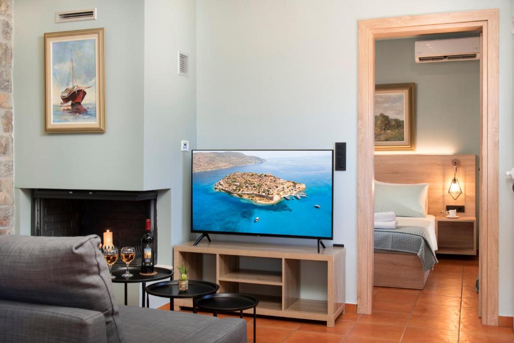 Televízia a/alebo spoločenská miestnosť v ubytovaní Casa Kaneli Luxury Villa Elounda