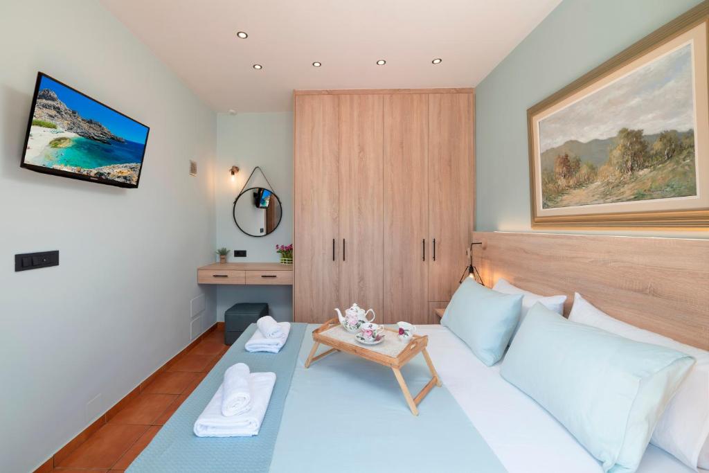 Televízia a/alebo spoločenská miestnosť v ubytovaní Casa Kaneli Luxury Villa Elounda