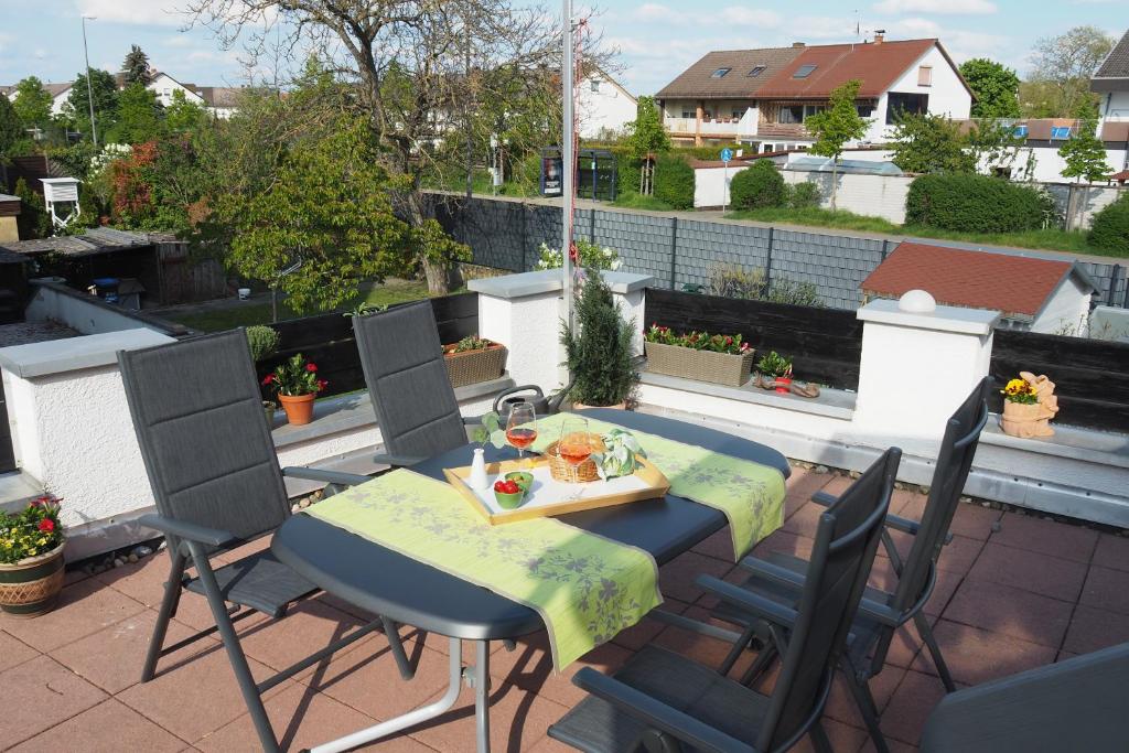 um pátio com uma mesa e cadeiras numa varanda em Hortensie Speyer em Speyer