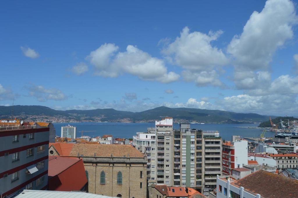 a view of a city with buildings and a body of water at Fantástica vista de la Ría de Vigo en pleno centro in Vigo