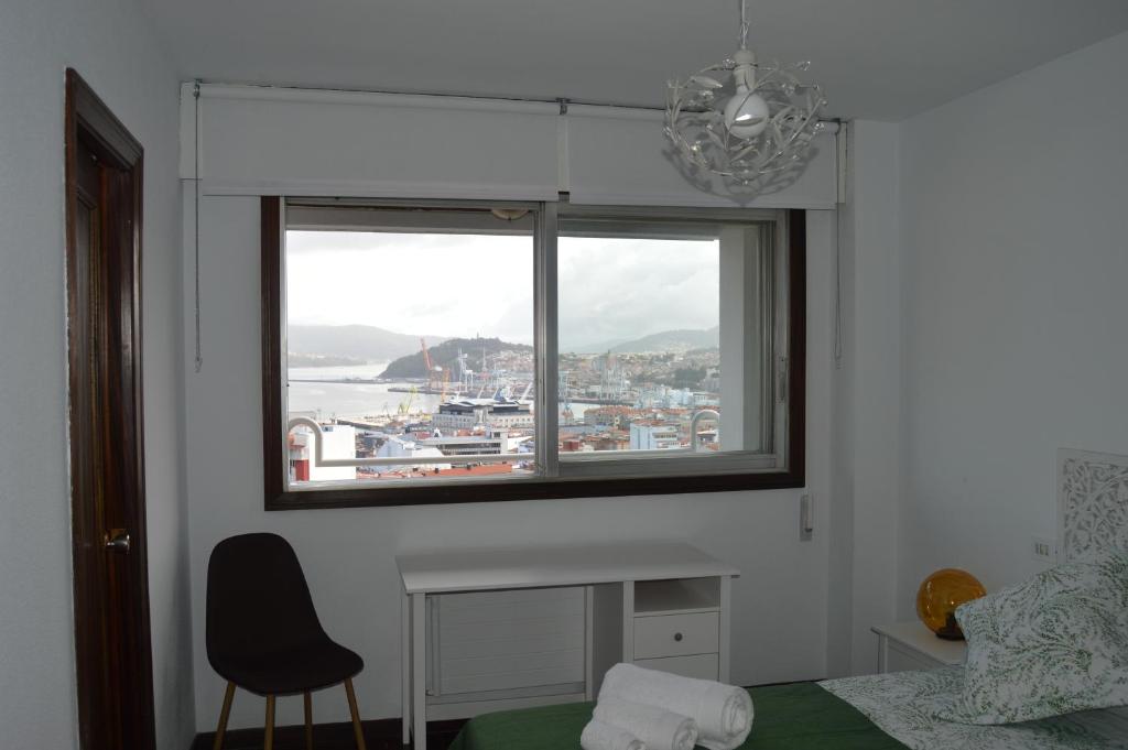 Postel nebo postele na pokoji v ubytování Fantástica vista de la Ría de Vigo en pleno centro