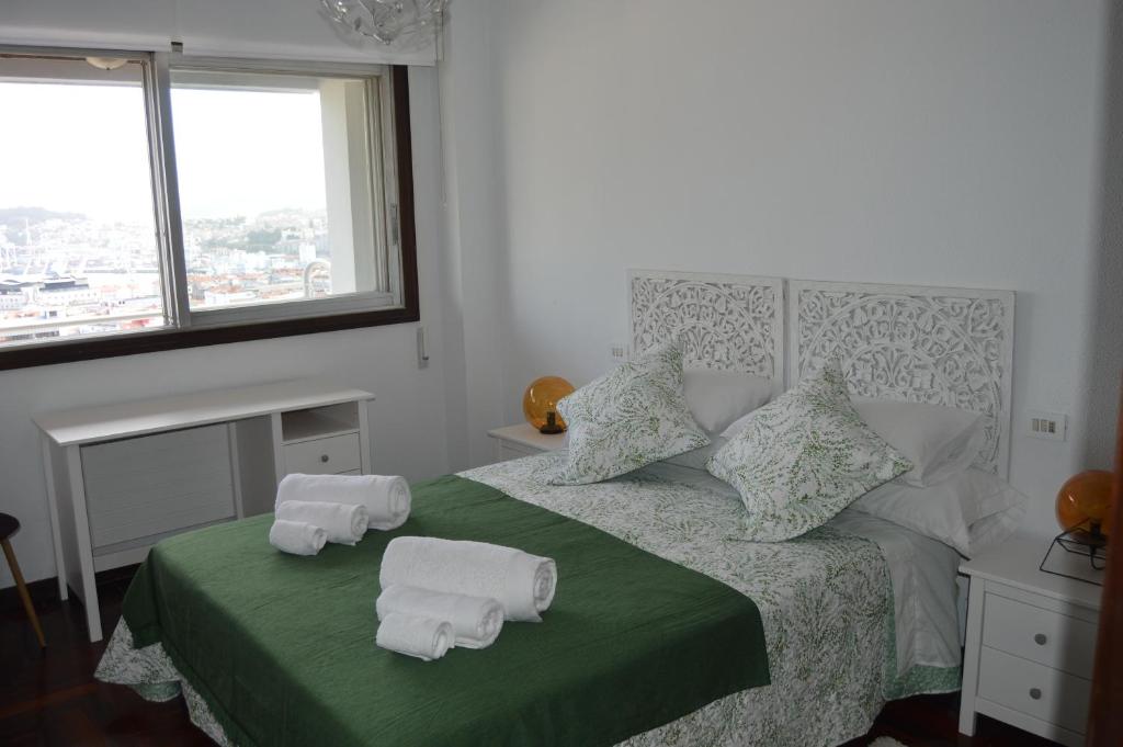 Postel nebo postele na pokoji v ubytování Fantástica vista de la Ría de Vigo en pleno centro