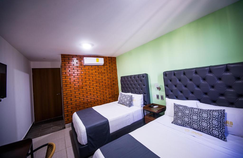um quarto de hotel com duas camas e uma cabeceira em Hotel Jar8 Acuario enfrente al Acuario de Veracruz em Veracruz