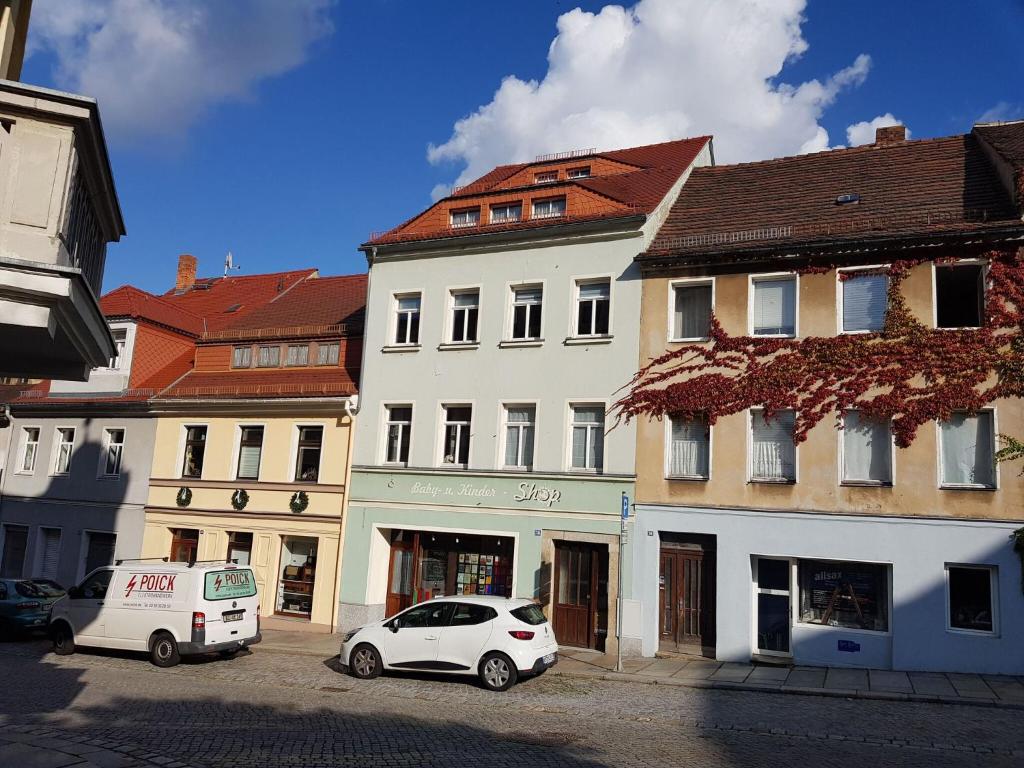 un coche blanco estacionado frente a un edificio en Holiday apartment in the Lessing town of Kamenz, en Kamenz