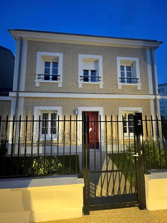 une maison avec une porte devant elle dans l'établissement superbe villa au pied de Disneyland et val d'Europe, à Serris