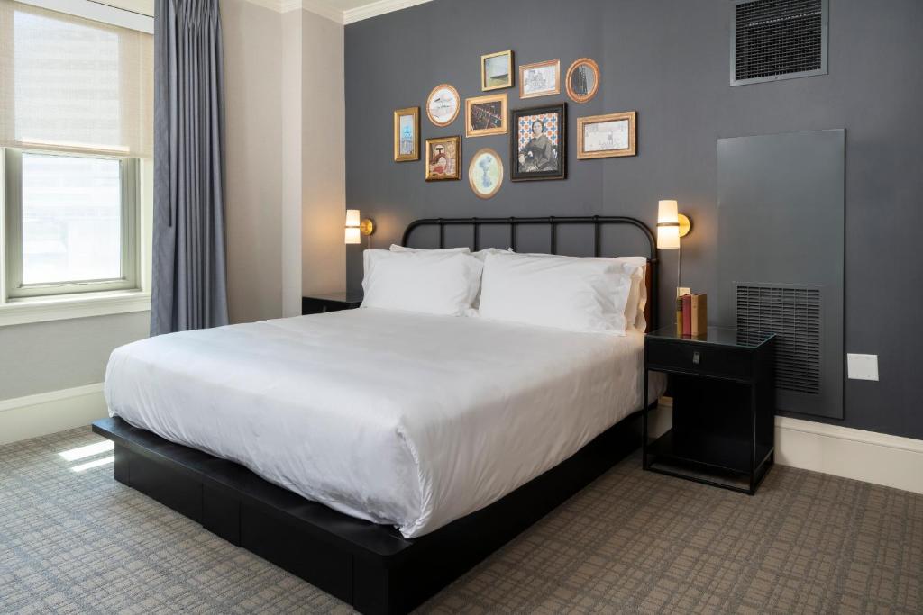 Un pat sau paturi într-o cameră la Copley Square Hotel