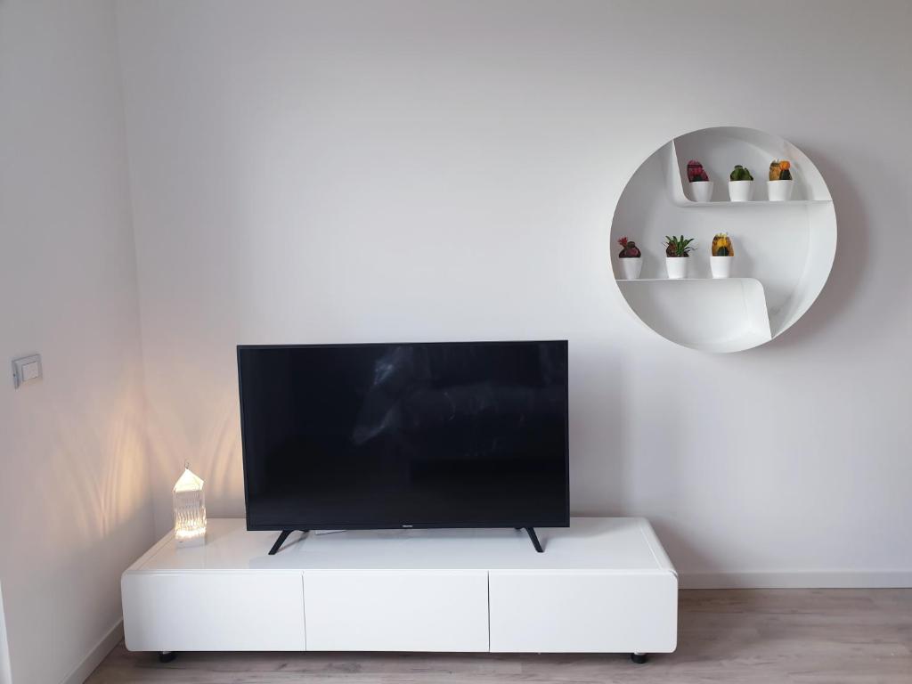 TV a/nebo společenská místnost v ubytování P1 Sweet Apartment Lake View&Pool