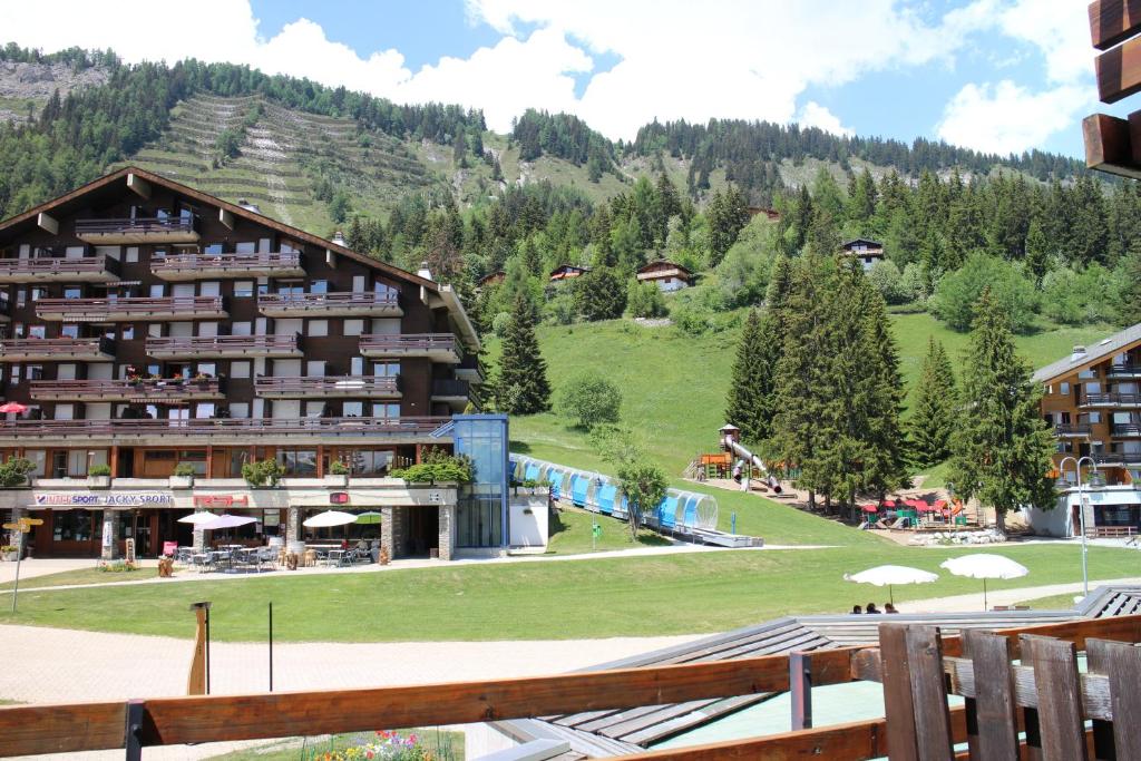 Nespecifikovaný výhled na hory nebo výhled na hory při pohledu z hotelu