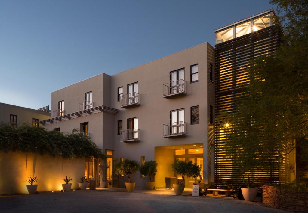 un gran edificio con plantas delante en Hotel Healdsburg, en Healdsburg