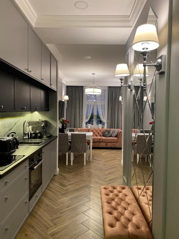Kuchyňa alebo kuchynka v ubytovaní Family & Business Sauna Apartments Sienkiewicza Wesoła No3 - No4 Centrum Downtown - 1-2 Bedroom with Private Sauna, Parking