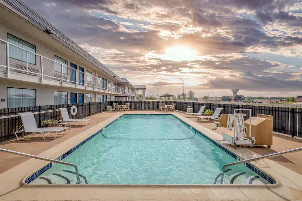 una piscina en el balcón de un hotel en Motel 6-Euless, TX - Dallas, en Euless
