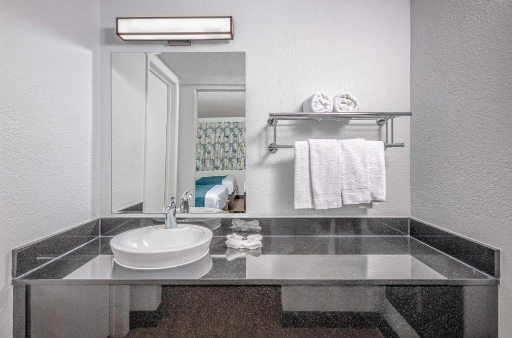 Motel 6-Euless, TX - Dallas - 